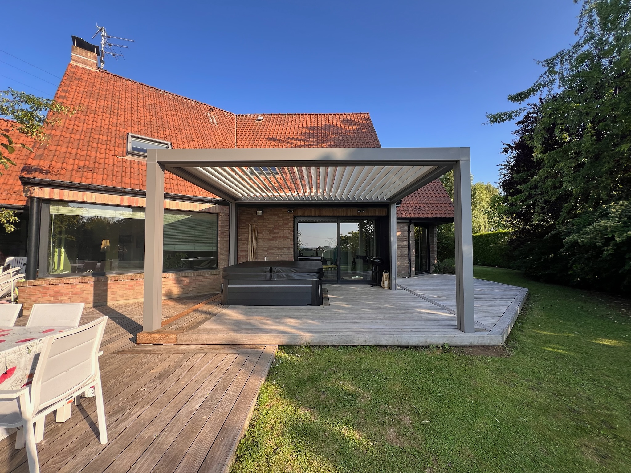 Terrasse modernisée avec pergola et spa à Escobecques - Après travaux